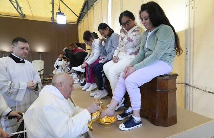 Papa lava los pies a reclusas. Foto: AFP 