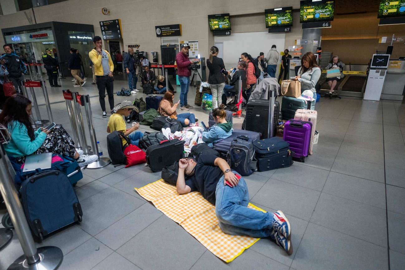 Cientos de pasajeros varados en Colombia y Perú por crisis de aerolínea Viva  Air | TVPerú