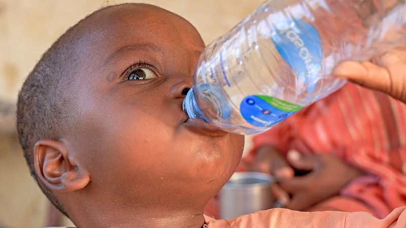 Agua embotellada contiene cientos de miles de nanoplásticos, según estudio  en EE.UU.