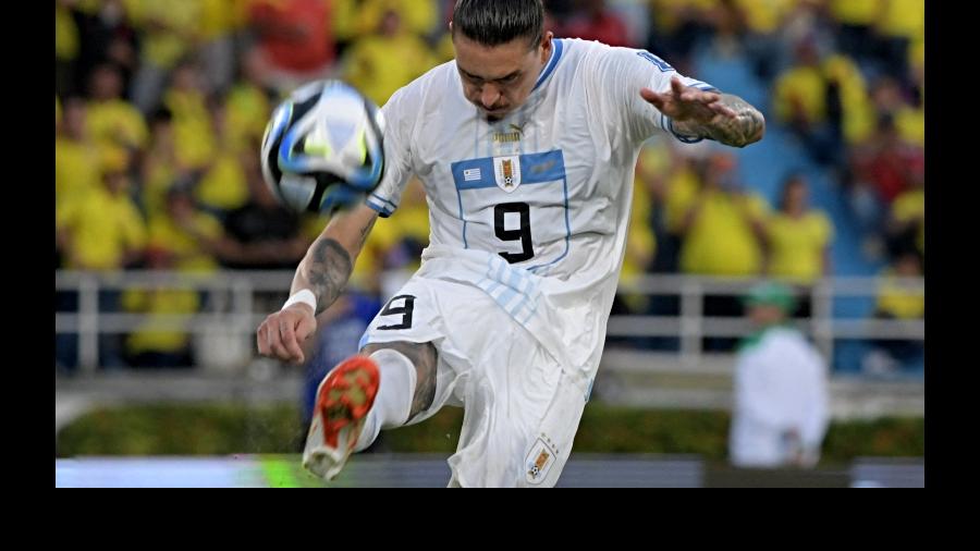 Darwin Nuñez anotando el segundo gol de Uruguay.