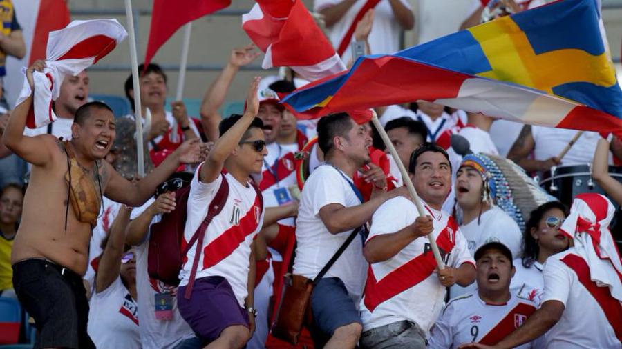 Hinchas peruanos alientan a la selección en las tribunas del estadio Ullevi  | TVPerú