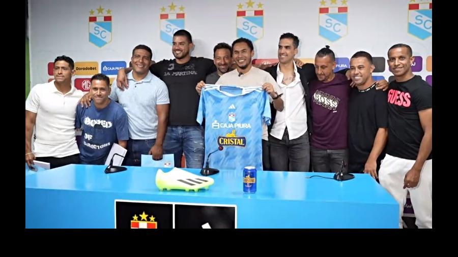 Equipo de Sporting Cristal para despedir a Lobatón en un partido contra exjugadores legendarios de la selección peruana