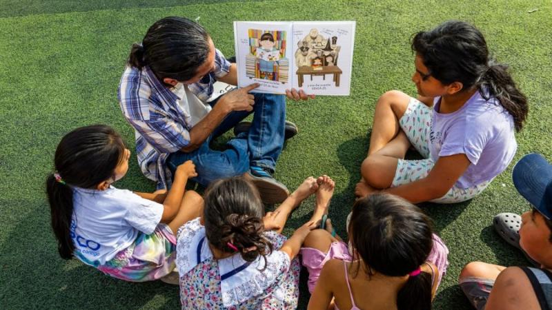 Niños leyendo en el parque