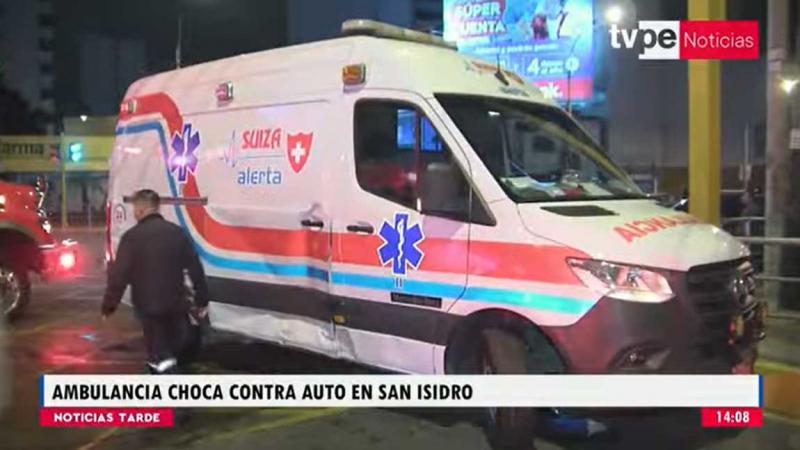 San Isidro: enfermera resulta herida tras choque de ambulancia y automóvil