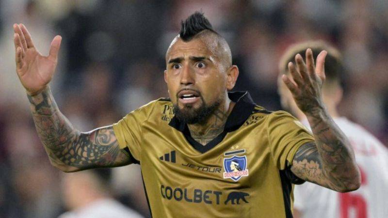 Acusan a Arturo Vidal y sus compañeros de Colo Colo de agresión sexual