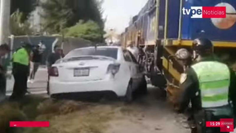 Arequipa auto accidente tren  Cerro Colorado