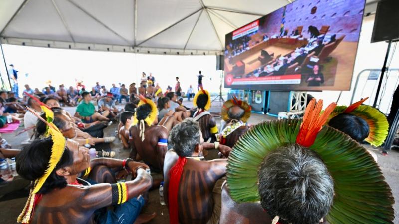 En Brasil, la corte suprema alcanzó la mayoría de votos para derribar el llamado “marco temporal". En la imagen se ven representantes de comunidades indígenas esperando la votación de la corte. (Foto AFP)