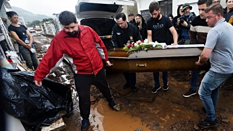 Ciclón en Brasil: comunidades entierran a sus víctimas. (Foto: AFP)