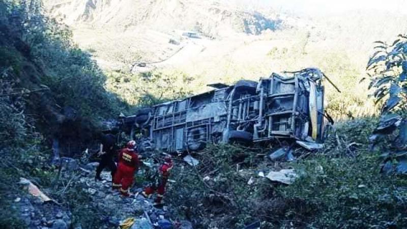 Piura: al menos 10 fallecidos y 20 heridos deja caída de bus interprovincial a un abismo