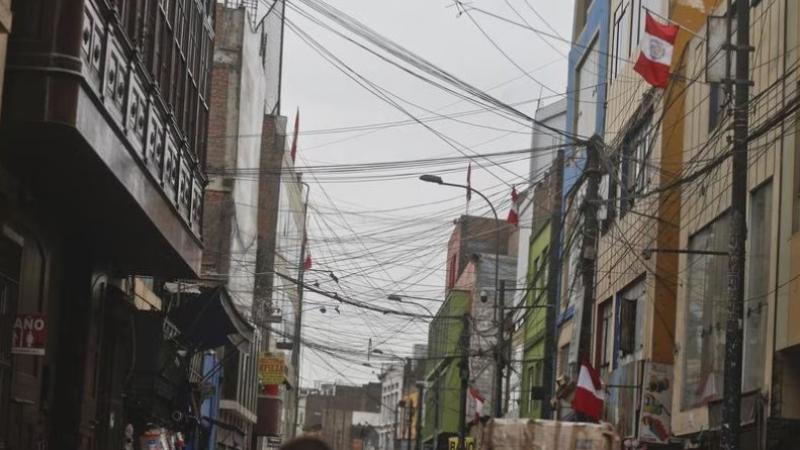Cercado de Lima: Mesa Redonda continúa inundada con cables enmarañados 