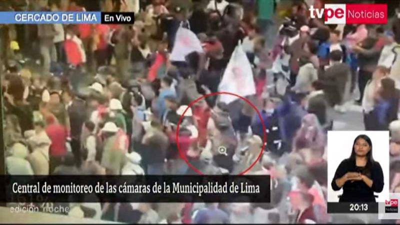 Movilizaciones sociales: captan a una persona arrojando artefacto incendiario en el Centro de Lima