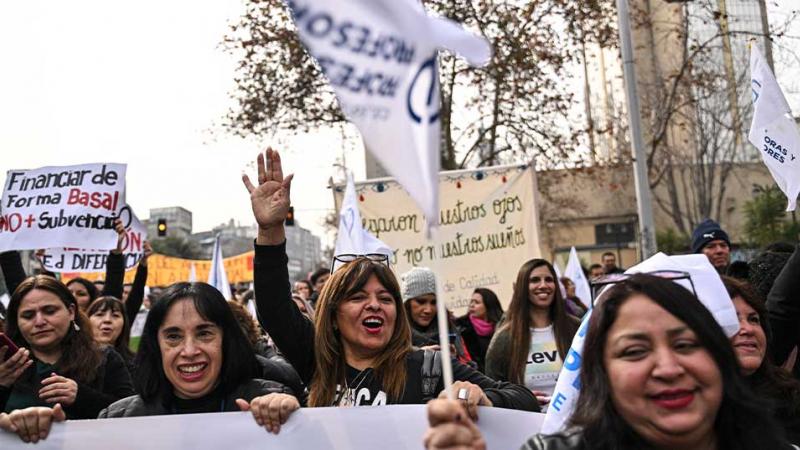 Chile: profesores marchan contra el gobierno para reclamar millonaria deuda con la educación pública