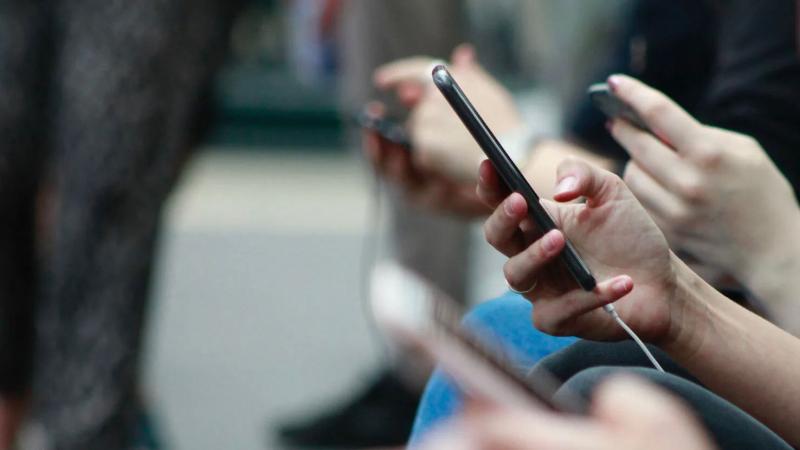 China menores de edad uso de internet limitar celulares tablets pantallas