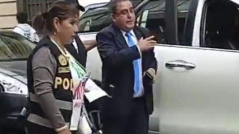 Congresista Luis Picón siendo detenido por la policía