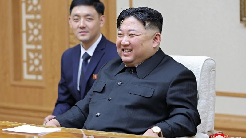 El líder de Corea del Norte, Kim Jong Un, ordenó nuevamente el lanzamiento de un satélite. La foto es de su reunión con el ministro de relaciones exteriores de Rusia.