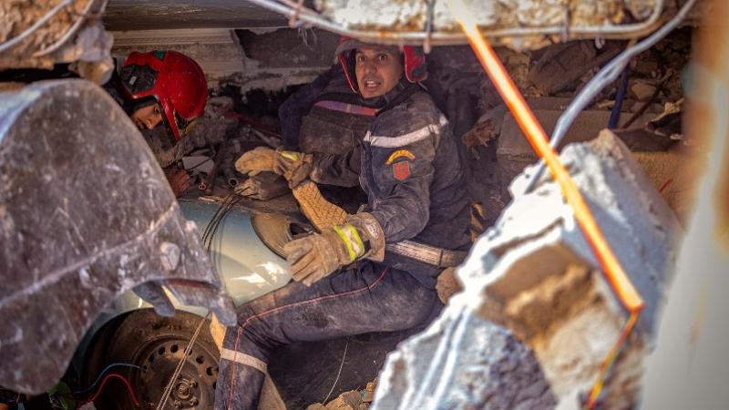 Cruz Roja: Marruecos necesitaría “años” de ayuda tras terremoto. En la foto se ven rescatistas buscando sobrevivientes. (Foto: AFP)