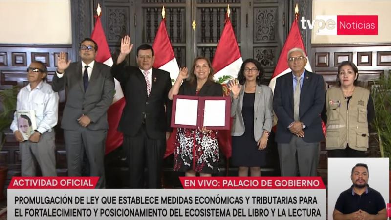 Dina Boluarte y Alejandro Soto firman la ley del libro y lectura