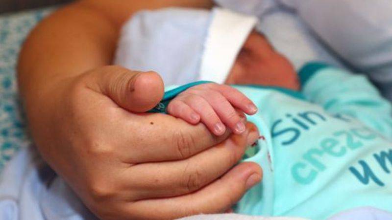 Tasa de fecundidad en Chile cayó en la última década
