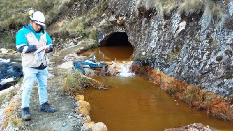 río contaminado