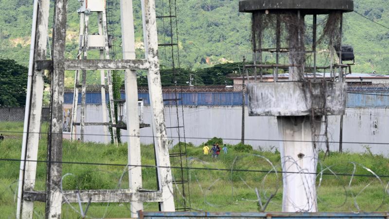 Ecuador: hallan tres presos ahorcados en una cárcel 