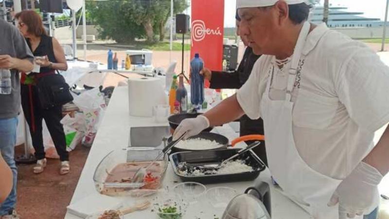 Puesto peruano casi al final del festival de Grecia con fuentes de ceviche. (Foto:gob.pe)