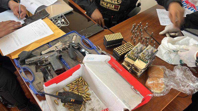 Hallan armas de fuego, gran cantidad de cartuchos y envoltorios conteniendo droga en Chorrillos