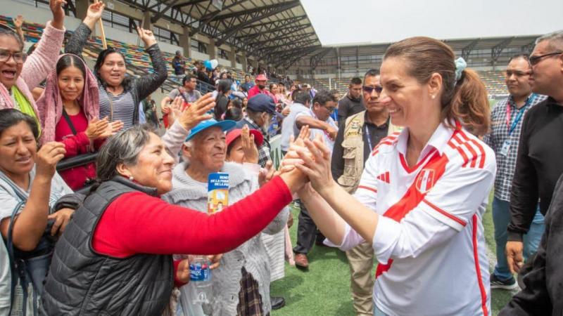 Ministra de Vivienda Hania Peréz de Cuéllar en Ate.