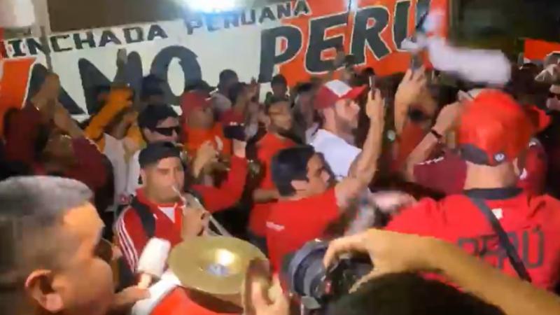 hinchas alientan a la selección peruana en paraguay