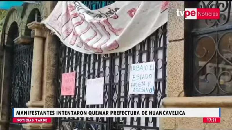 Huancavelica: manifestantes intentaron quemar sede de la prefectura regional
