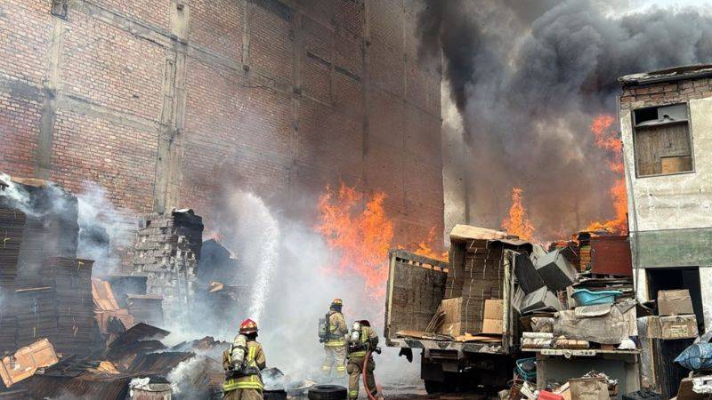 Incendio de gran magnitud se registra en almacén de La Victoria