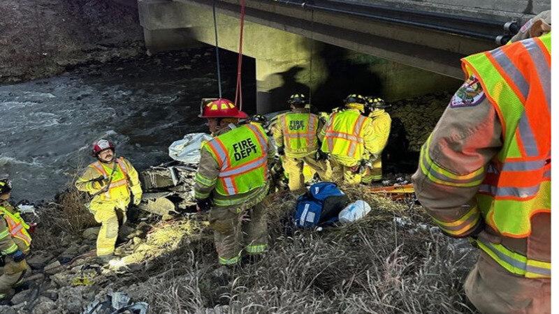  Bomberos rescatan a joven  en un autopista de Indiana , Estados Unidos 