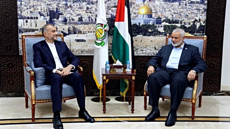 En esta foto está el canciller de Irán, Hossein Amir Abdollahian, con el primer ministro de Palestina Ismail Haniyeh