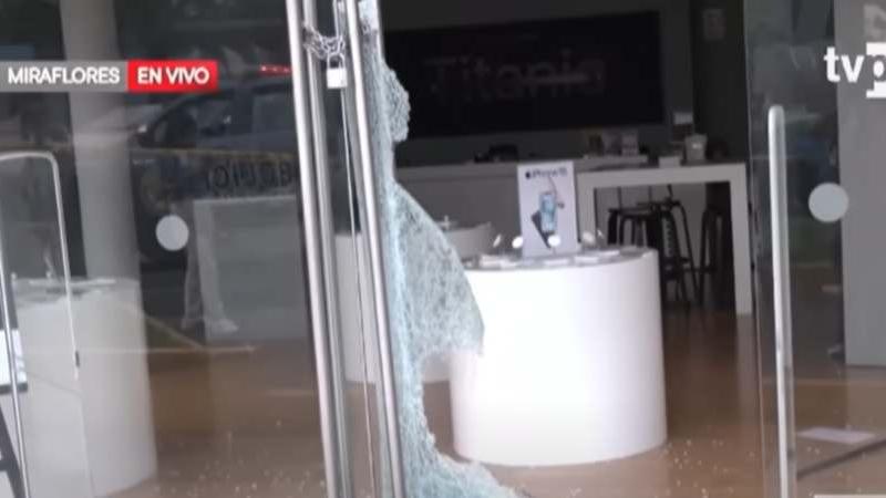 Roban tienda "IShop"