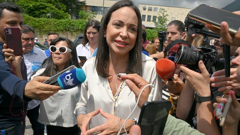 María Machado asistiendo a su mesa de votación, recibe el apoyo popular.