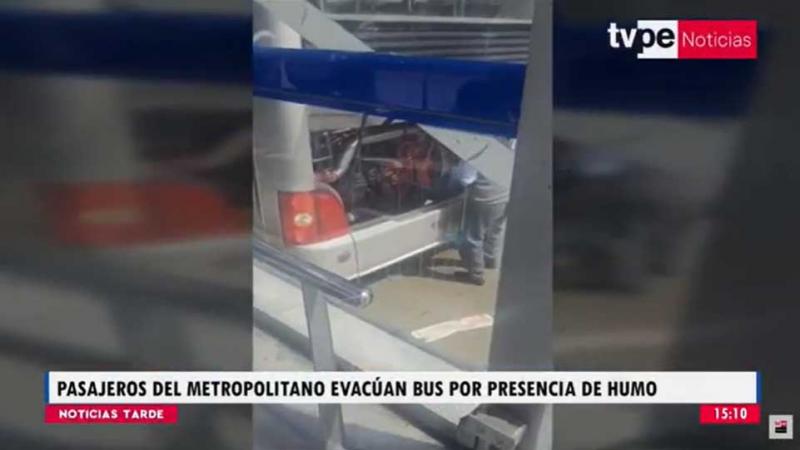 Metropolitano: pasajeros evacúan bus ante presencia de humo