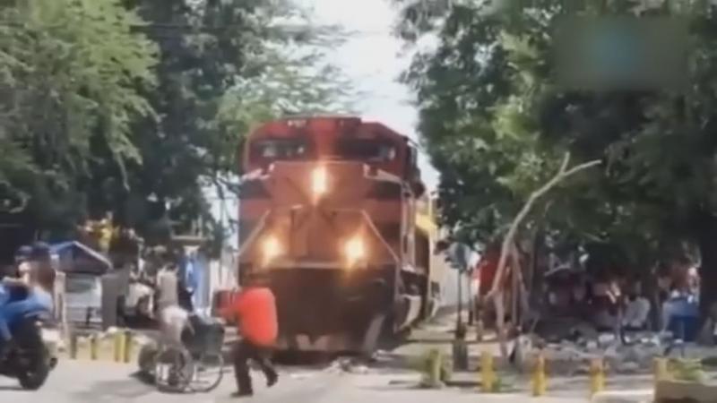 México VIDEO silla de ruedas hombre discapacidad tren viral