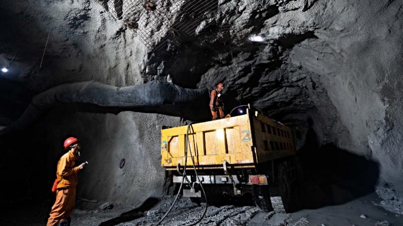 Trabajadores en una mina China. Murieron 16 en un incendio. (Foto AFP)