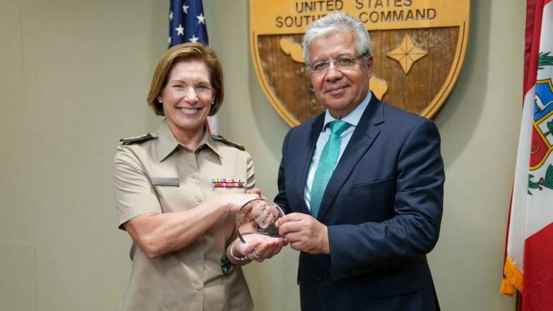 Ministro de Defensa jefa del Comando Sur de Estados Unidos