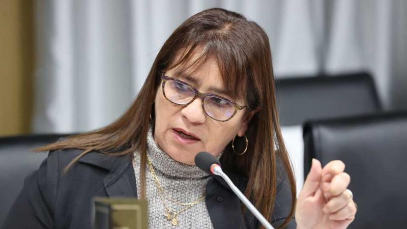 Miriam Ponce  renuncia  ministra de Educación