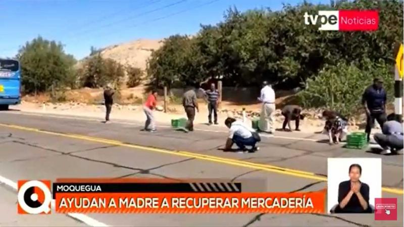 Moquegua: ayudan a madre de familia a recolectar mercadería que había caído de un bus