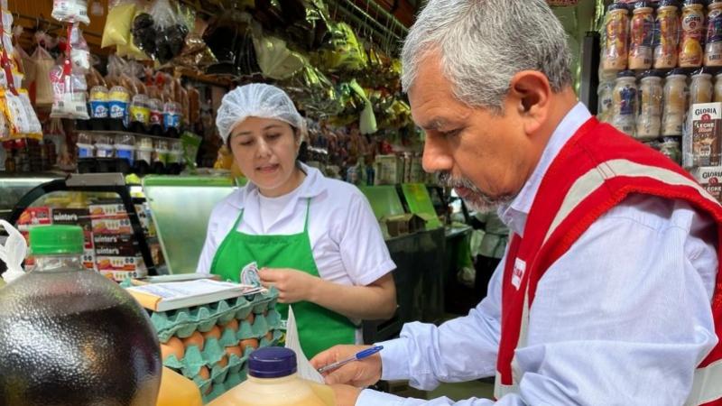Personal de Sunafil asesorando a un micro empresario MYPE.