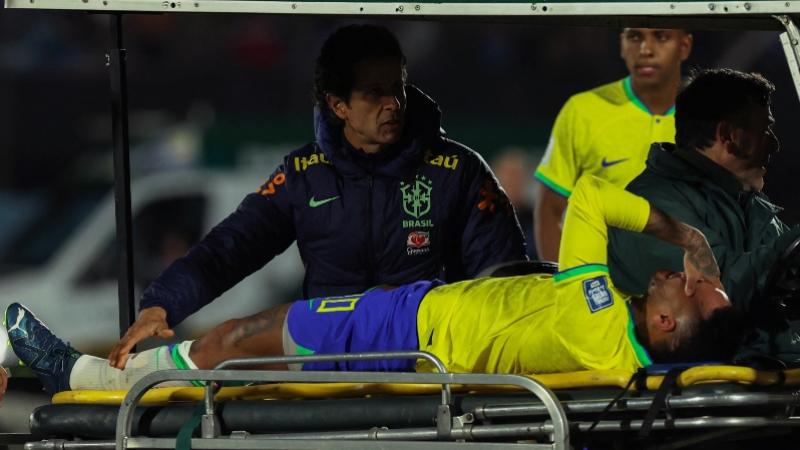 Neymar será operado de la lesión que se agravó totalmente durante el partido Brasil - Uruguay.