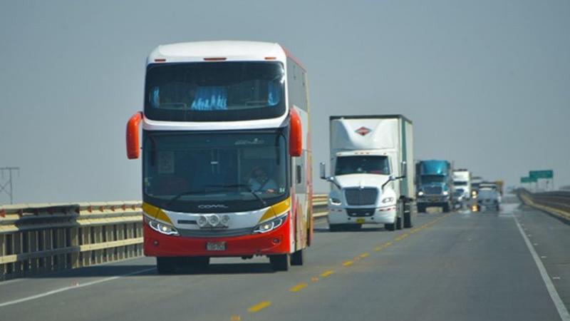 El manejo defensivo es clave para prevenir accidentes en las carreteras
