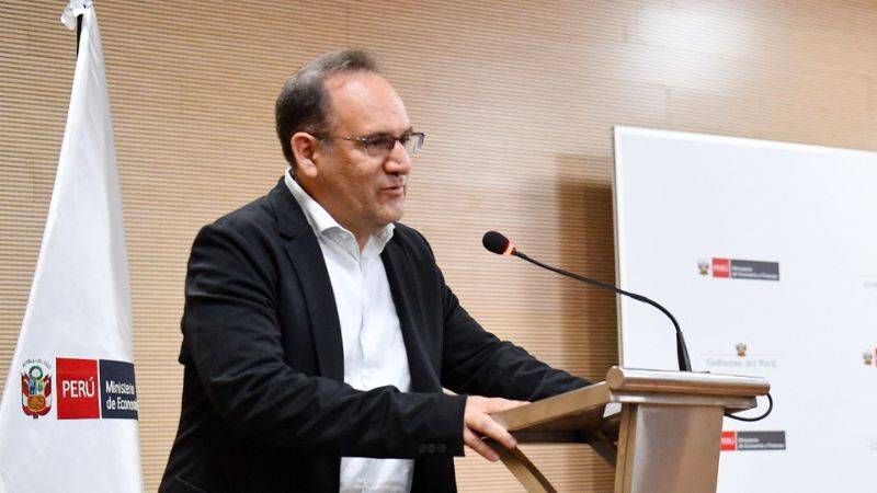 Nuevo ministro de Economía y Finanzas asume funciones