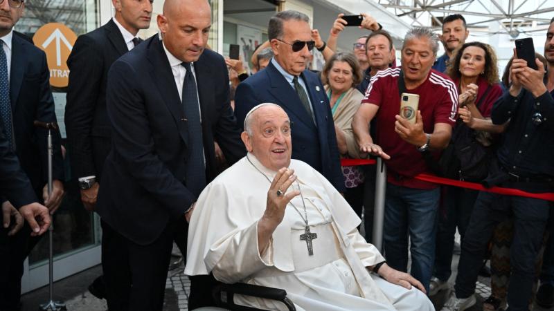 papa_francisco_salio_del_hospital_tras_operacion_de_abdomen_todavia_vivo