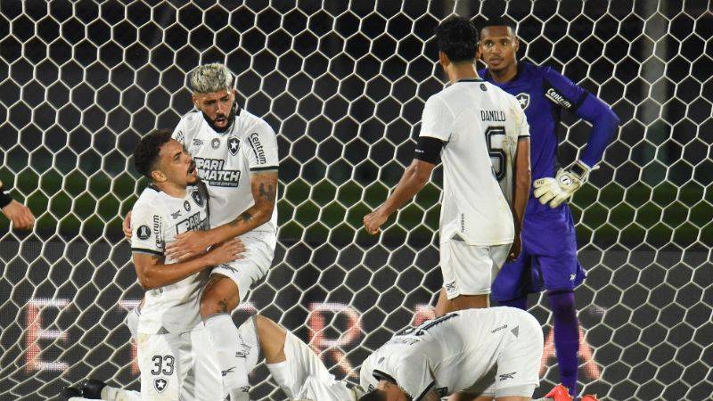 Peñarol vence a Botafogo 3-1, pero queda fuera de la final de la Copa Libertadores
