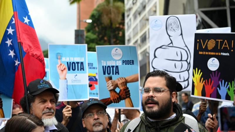 Venezonalos marchando por unas elecciones libres