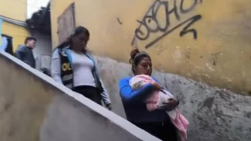 Policía rescata a una mujer y su bebé en la Victoria