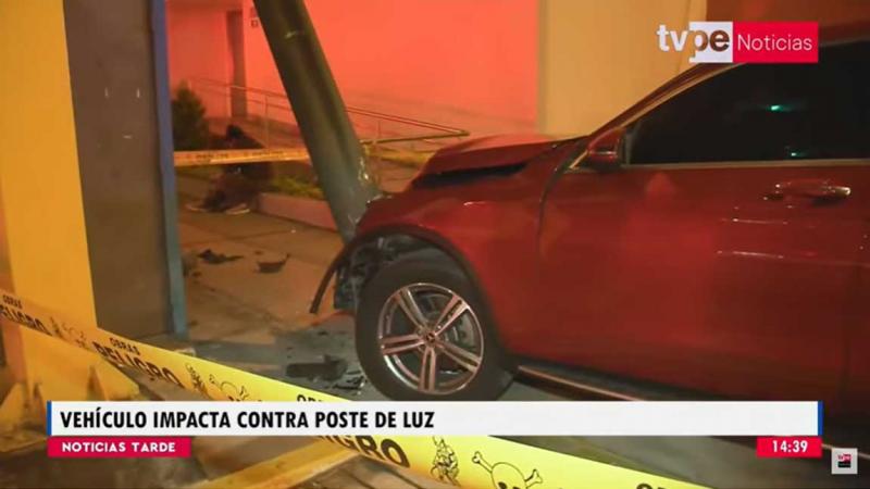 San Borja: poste a punto de colapsar sobre quiosco tras accidente automovilístico