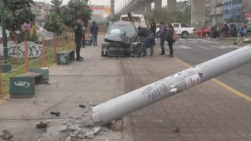 San Juan de Lurigancho Accidente de tránsito poste de luz heridos Policía Nacional Serenazgo moto